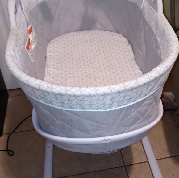 Bassinet - Picture 2 of 4